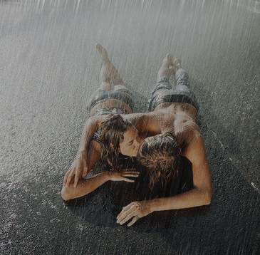 Влюблённая парочка целуется под дождём, анимация про любовь