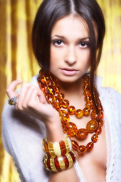 Фото красивой девушки с янтарными украшениями