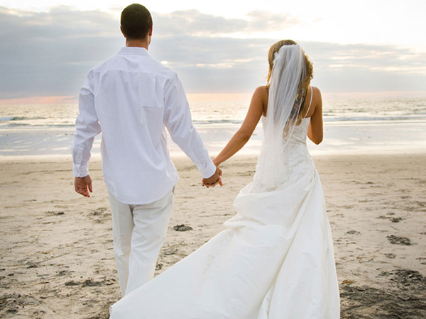 Фото жениха и невесты сзади со спины в пляже у моря