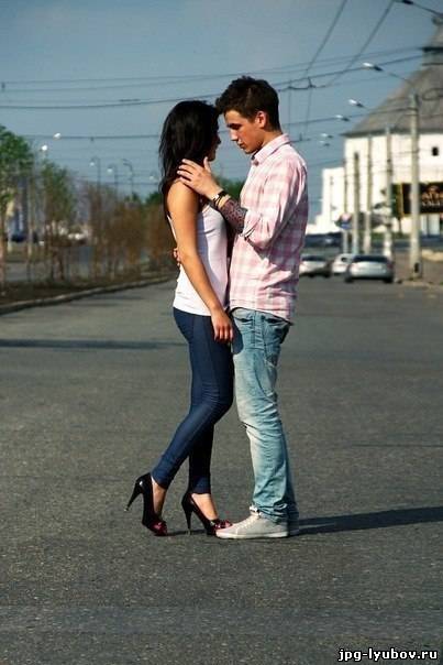 Фото парня и девушки, он и она обнимаются на улице города